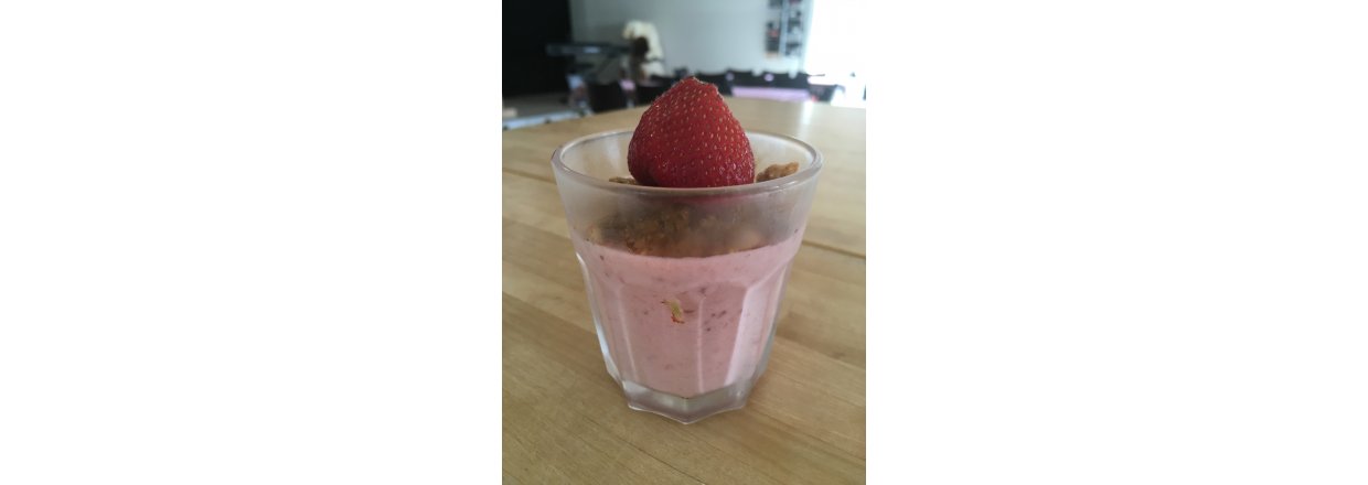 JORDBÆRMOUSSE MED MANDELCRUMBLE