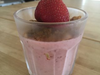 JORDBÆRMOUSSE MED MANDELCRUMBLE
