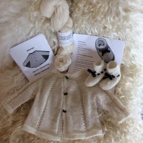Strikkekit: baby-jakke og sko